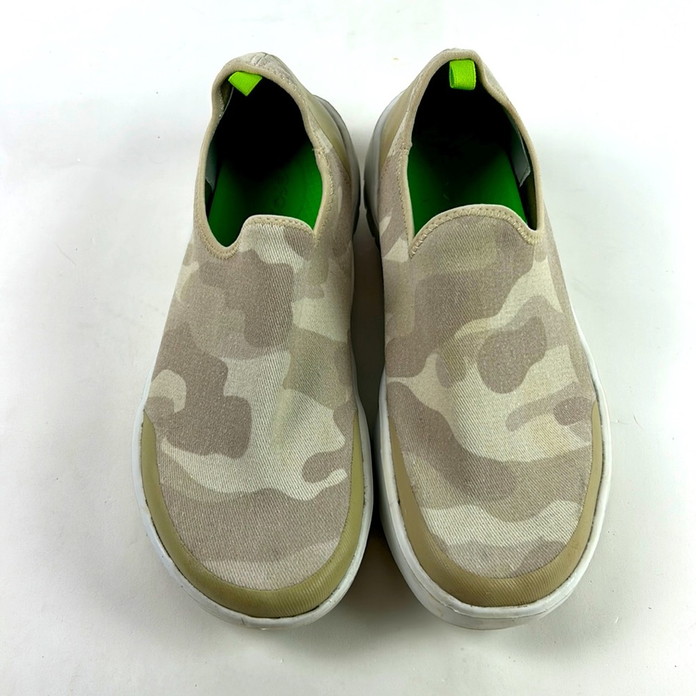 Oofos Oomg eeZee Low Tan Camo Shoes Womens Casual Knit Slip On Light Sneakers 9